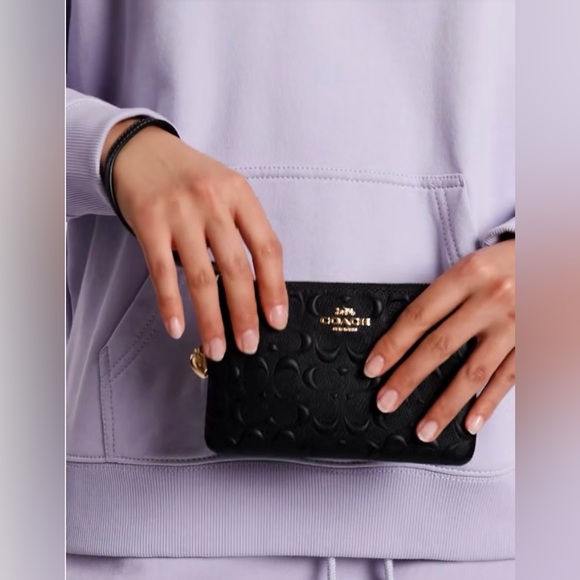 NEW Coach Boxed Corner Zip Wristlet In Signature Leather MSRP $148 Black Gold - Picture 3 of 6